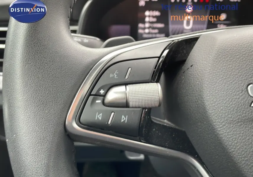 Gros plan sur les commandes gauche du volant du Skoda Kamiq gris graphite, avec molette et boutons multifonctions.