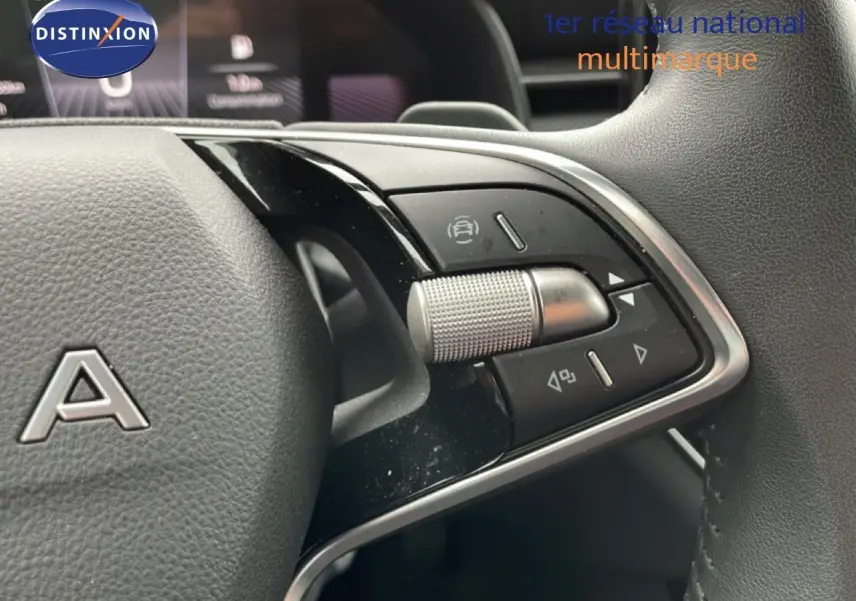 Gros plan sur les commandes au volant du Skoda Kamiq 2025, finition cuir noir avec molette et boutons multifonctions.