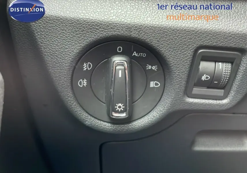 Gros plan sur le sélecteur de phares noir dans l’habitacle du Skoda Kamiq gris graphite 2025.