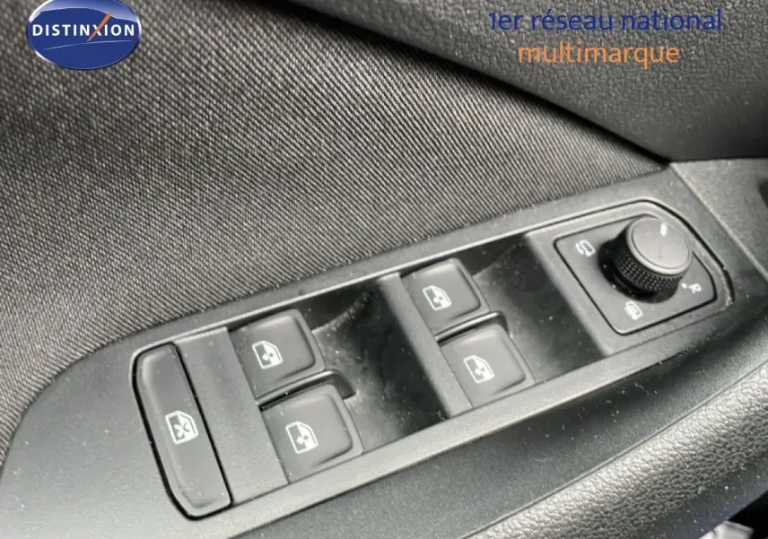 Gros plan sur les commandes des vitres électriques et rétroviseurs côté conducteur d’un Skoda Kamiq gris graphite 2025.