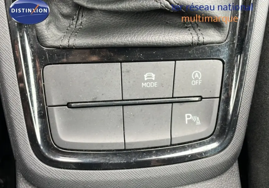Gros plan sur les boutons de contrôle de mode de conduite et assistance au stationnement d'une Skoda Kamiq 2025.