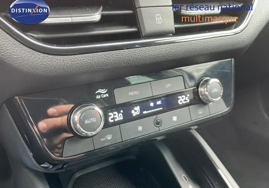 Détail de la console centrale de la Skoda Kamiq 2025 avec commandes de climatisation digitale et finition noire brillante.