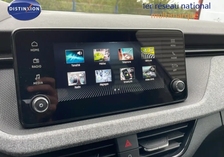 Écran tactile central du Skoda Kamiq 2025 en gros plan, affichant le menu multimédia avec interface moderne.