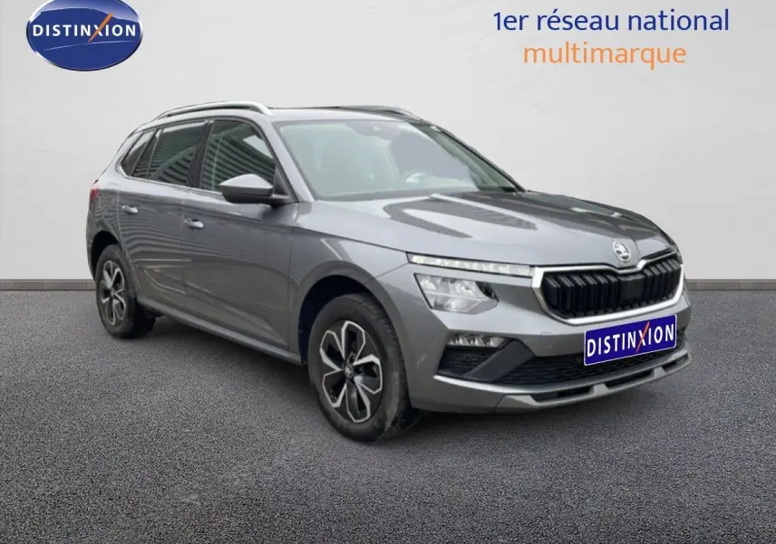 SKODA KAMIQ gris graphite métal en 3/4 avant droit, avec calandre noire et jantes alliage distinctives.