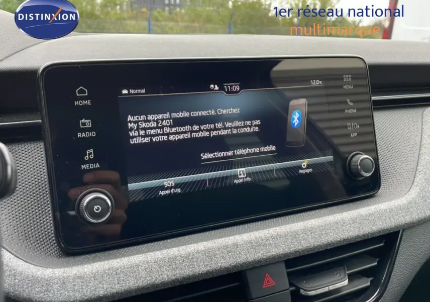 Écran tactile central du Skoda Kamiq 2025 en gros plan, affichant le menu Bluetooth sur tableau de bord gris graphite.