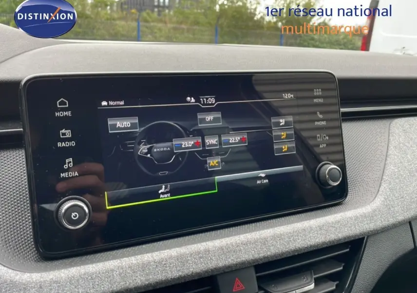 Écran tactile central du Skoda Kamiq 2025 en gros plan, affichant les réglages de climatisation dans un intérieur gris graphite.