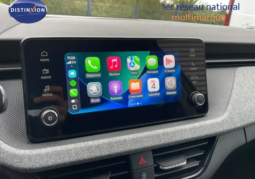 Écran tactile central du tableau de bord du Skoda Kamiq 2025, affichant l'interface Apple CarPlay.
