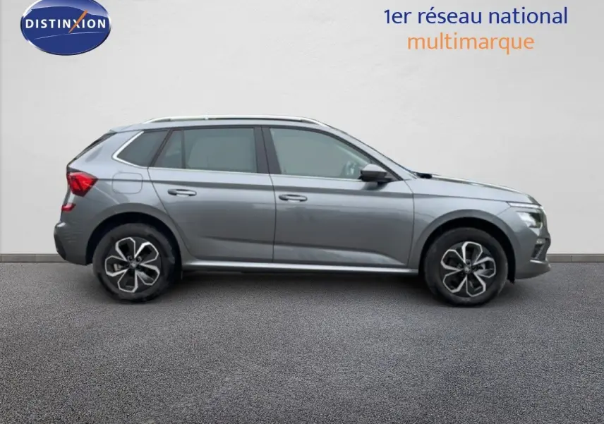 Vue latérale droite du Skoda Kamiq gris graphite métal 2025 avec jantes alliage et lignes épurées.