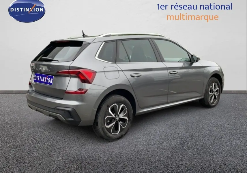 Vue 3/4 arrière droite d'un Skoda Kamiq gris graphite métal 2025 avec jantes alliage et feux LED distinctifs.