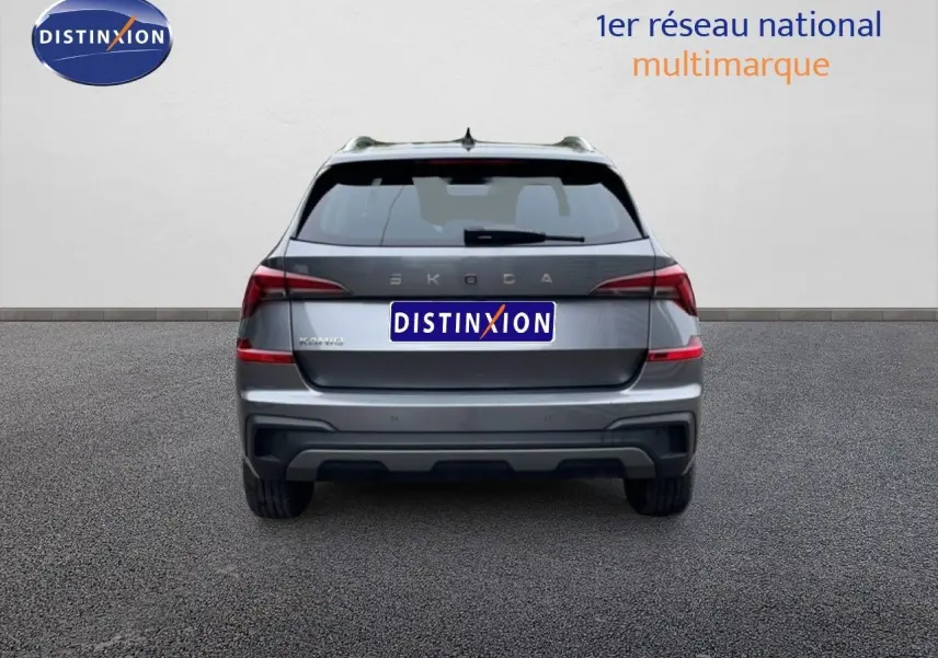 Vue arrière d'un Skoda Kamiq gris graphite métal 2025, avec feux LED et logo distinctif au centre du hayon.