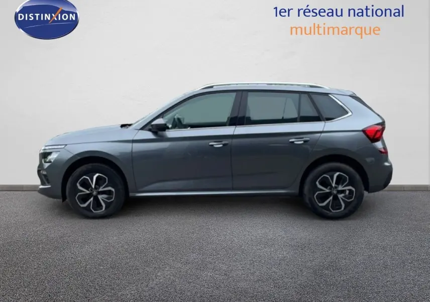 Vue latérale droite d'un Skoda Kamiq 2025 gris graphite métal avec jantes alliage et toit ouvrant panoramique.