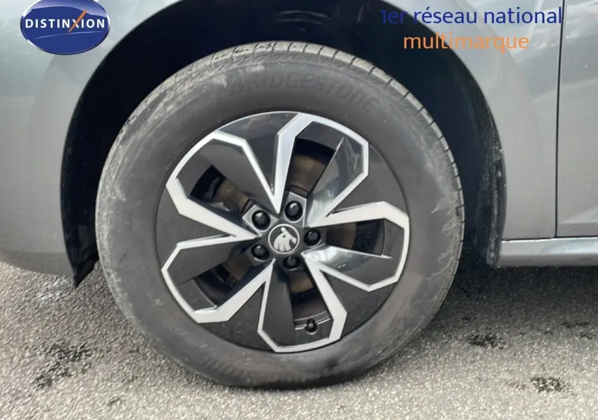 Gros plan sur la roue avant gauche du Skoda Kamiq gris graphite métal, mettant en valeur la jante au design moderne.