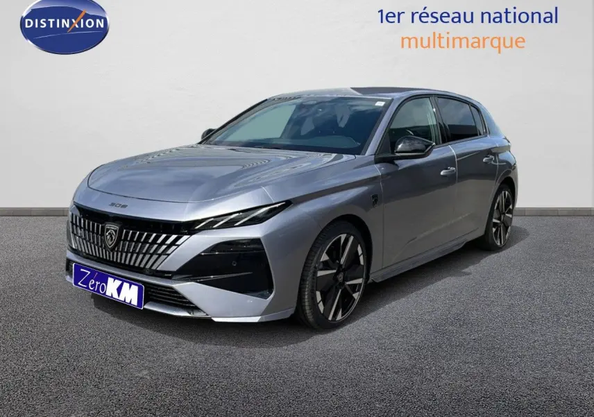 Vue 3/4 avant d'une Peugeot 308 gris Artense métal avec calandre distinctive et jantes alliage noires.