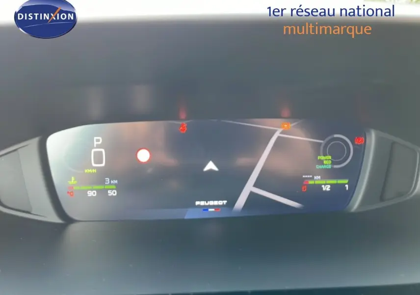 Tableau de bord numérique de Peugeot 308 gris Artense, affichage de la vitesse, navigation et indicateurs hybrides.
