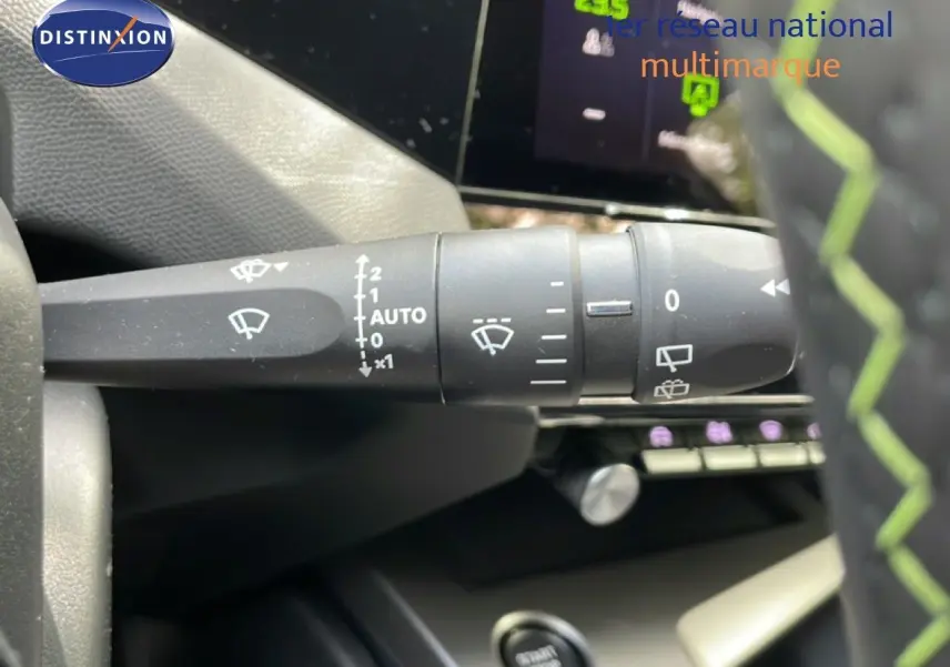 Gros plan sur la commande d’essuie-glace côté droit dans l’habitacle d’une Peugeot 308 gris Artense 2026.