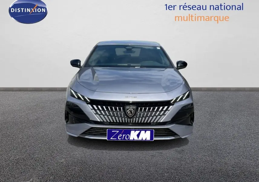 Vue frontale d'une Peugeot 308 1.2 Hybrid 145ch GT gris Artense métallisé avec calandre distinctive et phares LED fins.