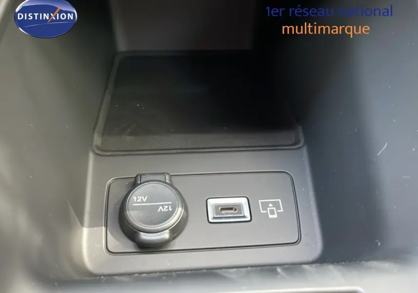 Prise 12V et port USB-C en gros plan dans l'habitacle d'une Peugeot 308 gris Artense hybride 2026.