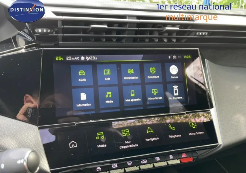 Vue intérieure du tableau de bord de la Peugeot 308 gris Artense, avec écran tactile multifonction et commandes digitales.