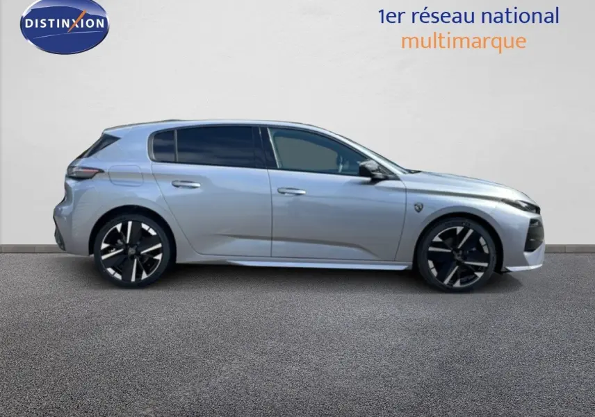 Peugeot 308 gris Artense métal vue de profil côté gauche, avec jantes noires et design moderne.