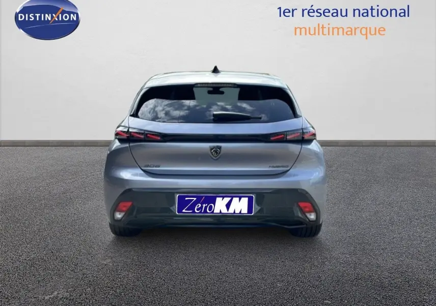 Vue arrière d'une Peugeot 308 gris Artense métal, mettant en valeur ses feux arrière fins et son design épuré.