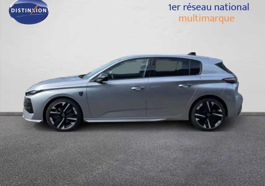 Profil droit d'une Peugeot 308 1.2 Hybrid 145ch GT gris Artense métal avec jantes noires et détails modernes.
