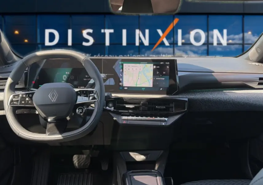 Vue intérieure avant de la Renault Clio VI 1.2 TCe 115 Techno EDC, volant cuir, écran multifonction 10 pouces avec navigation.