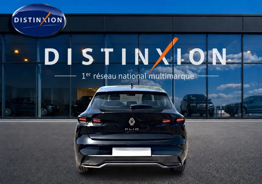 Vue arrière d'une Renault Clio VI noire 2026, avec feux LED et logo distinctif bien visibles.