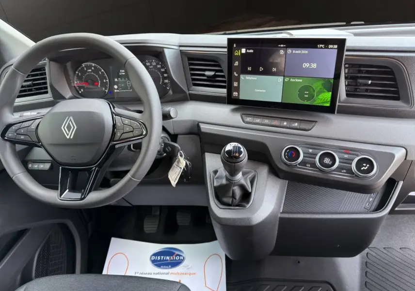 Vue intérieure du tableau de bord du Renault Master blanc 2026, avec volant multifonctions et écran tactile central.
