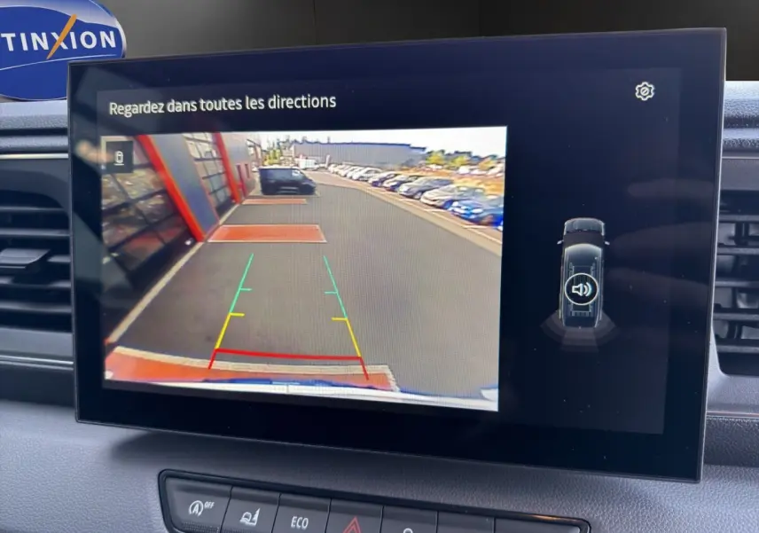 Écran tactile intérieur montrant la caméra de recul du Renault Master blanc FG L2H2 3T5, avec guidage coloré.