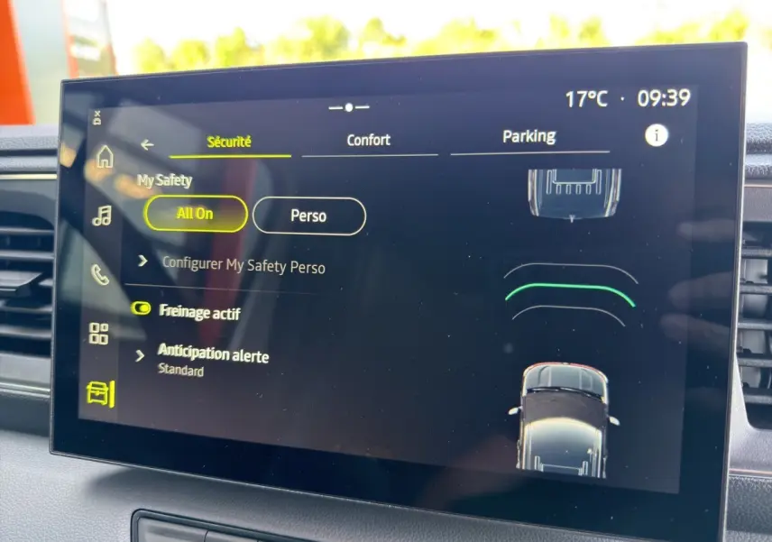 Écran tactile intérieur du Renault Master 2026 affichant les options de sécurité et assistance au freinage actif.
