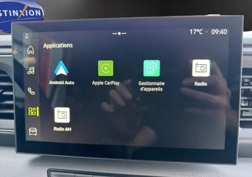 Écran tactile central du tableau de bord du Renault Master blanc, affichant les applications Android Auto et Apple CarPlay.