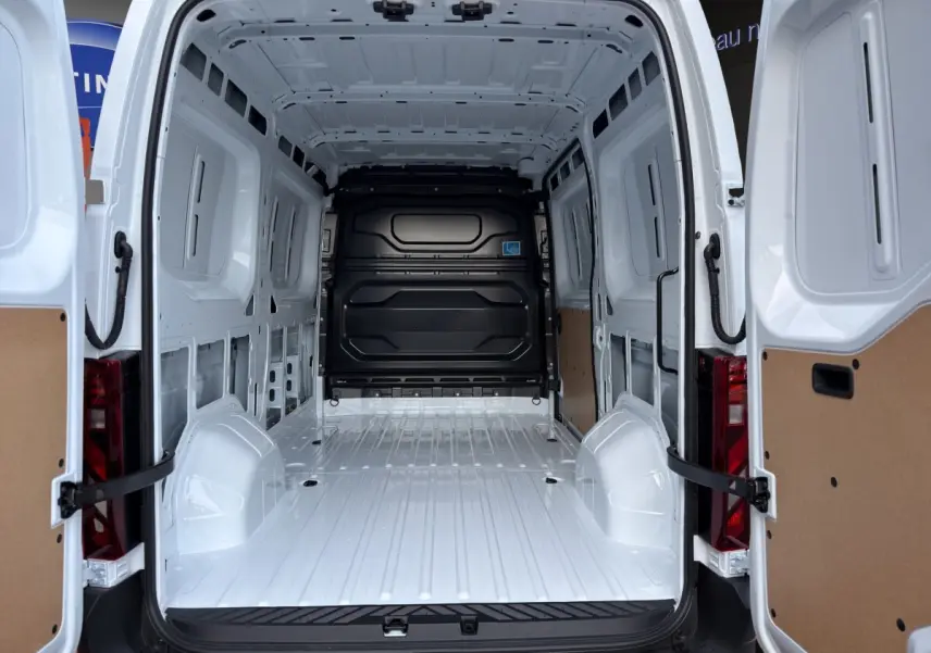 Vue arrière ouverte du Renault Master blanc montrant l'intérieur vide et spacieux de la zone de chargement.