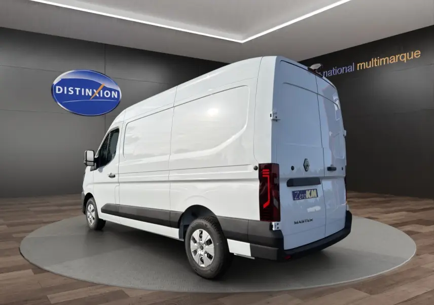 Vue 3/4 arrière droite du Renault Master blanc, fourgon utilitaire avec feux arrière LED et bandeau noir latéral.