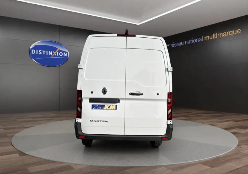 Vue arrière d’un Renault Master blanc 2026 avec portes battantes et logo Renault visible.