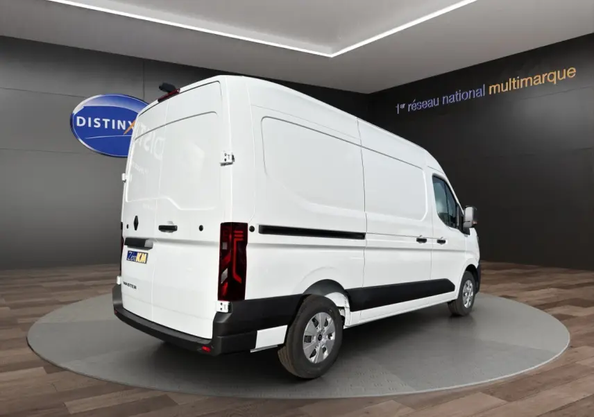 Renault Master blanc en 3/4 arrière droit, fourgon utilitaire avec feux arrière LED et protections latérales noires.