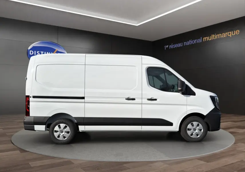 Renault Master blanc vu de profil côté droit, fourgon utilitaire avec protections noires et jantes acier.