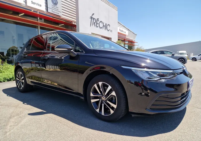 Volkswagen Golf VIII 2.0 TDI noir métal vue 3/4 avant droit, avec jantes alliage et phares LED allumés.