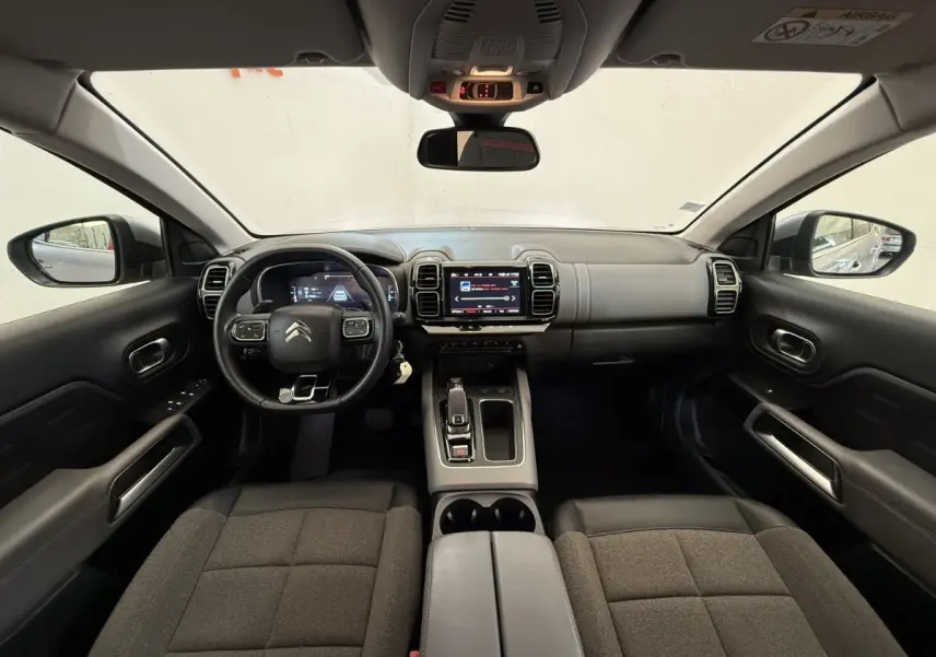 Intérieur du Citroën C5 Aircross Business 2020, vue de face sur tableau de bord et volant cuir noir.