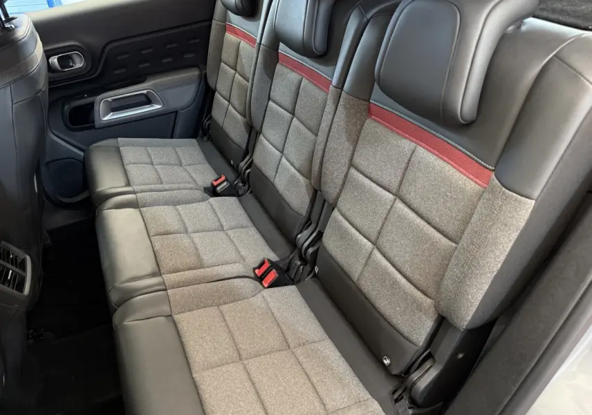 Vue latérale des sièges arrière gris clair avec surpiqûres rouges du Citroën C5 Aircross 2020 Business Diesel