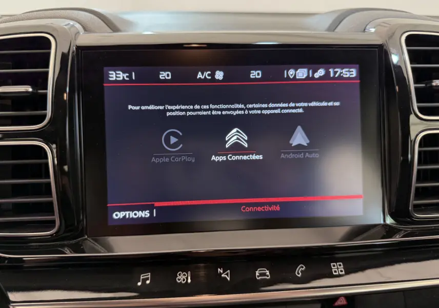 Écran tactile central du tableau de bord du Citroën C5 Aircross 2020 affichant les options Apple CarPlay et Android Auto.