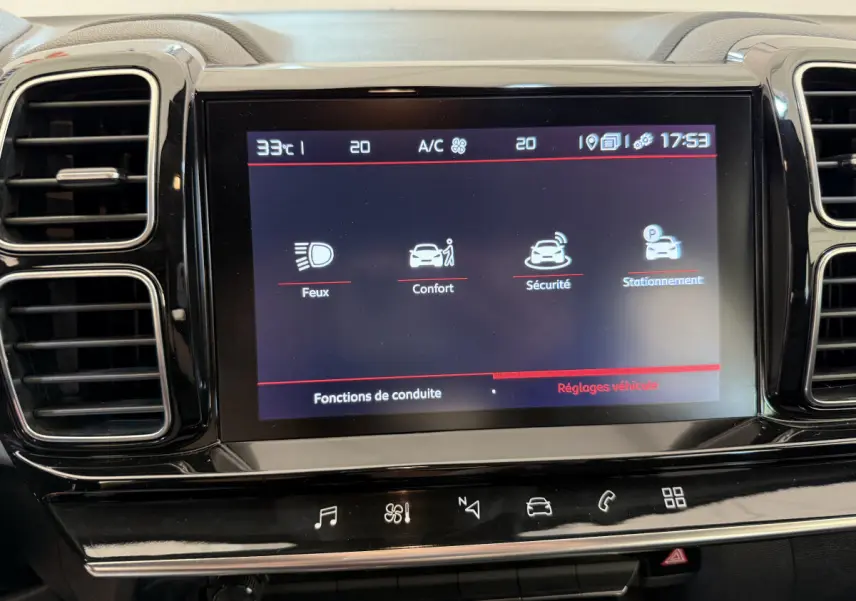 Écran tactile central du tableau de bord du Citroën C5 Aircross 2020, affichant les réglages de conduite et fonctions sécurité.