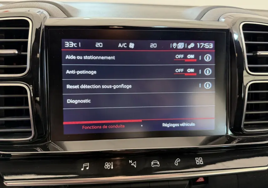 Écran tactile central affichant les réglages d'aide à la conduite du Citroën C5 Aircross gris clair de 2020.