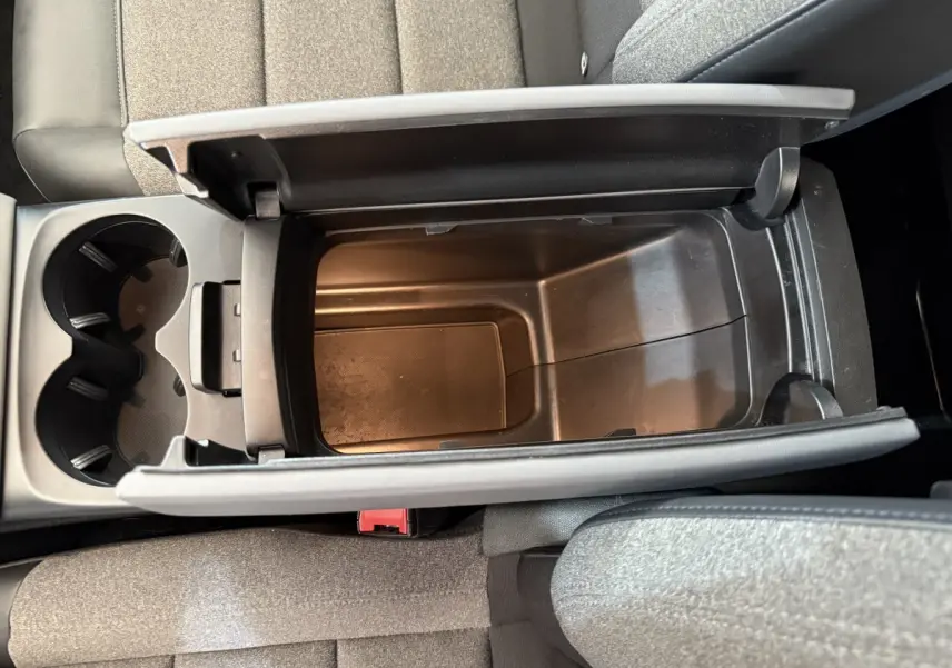 Vue plongeante sur la console centrale ouverte et les sièges gris clair du Citroën C5 Aircross 2020.