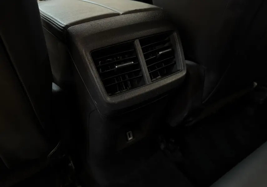 Vue rapprochée des aérateurs arrière et prise USB sur la console centrale du Citroën C5 Aircross gris clair.