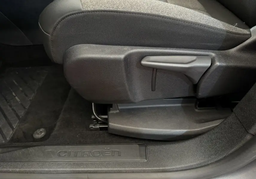Détail côté gauche du siège avant gris et seuil de porte marqué CITROËN dans un Citroën C5 Aircross 2020.