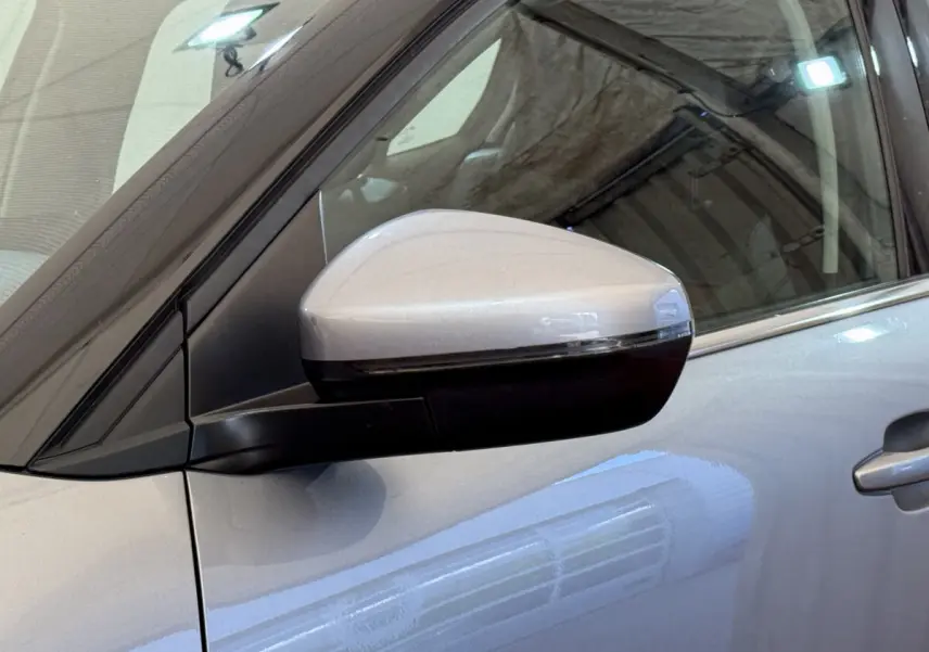 Rétroviseur côté gauche gris clair du Citroën C5 Aircross 2020 avec clignotant intégré, vue rapprochée.