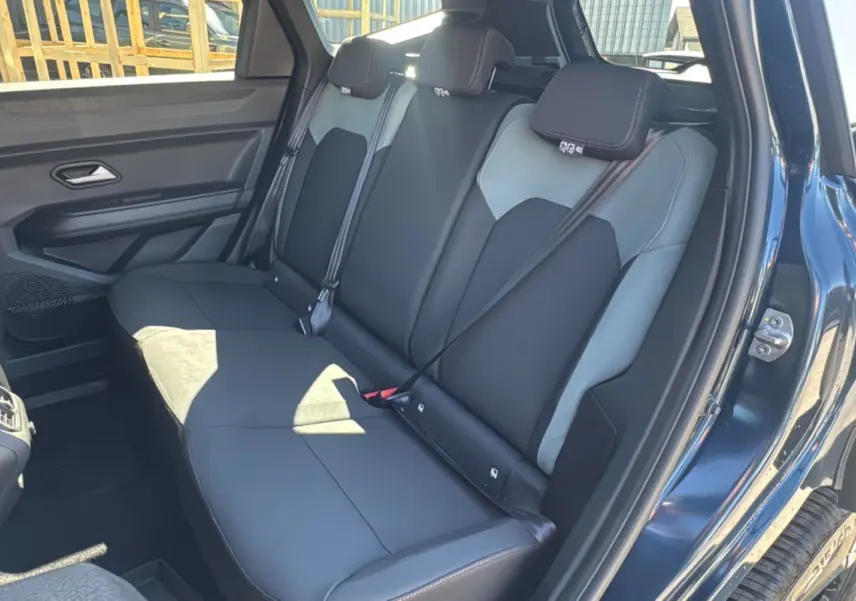 Vue intérieure côté droit des sièges arrière en cuir noir et gris du Dacia Bigster bleu indigo 2025.