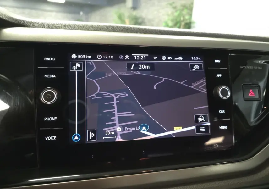 Écran tactile central du système de navigation de la Volkswagen Polo 2020 avec commandes autour et affichage carte.