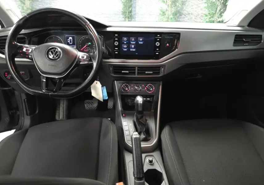 Intérieur de la Volkswagen Polo 2020 vue de face, volant cuir multifonction et console centrale avec écran tactile.
