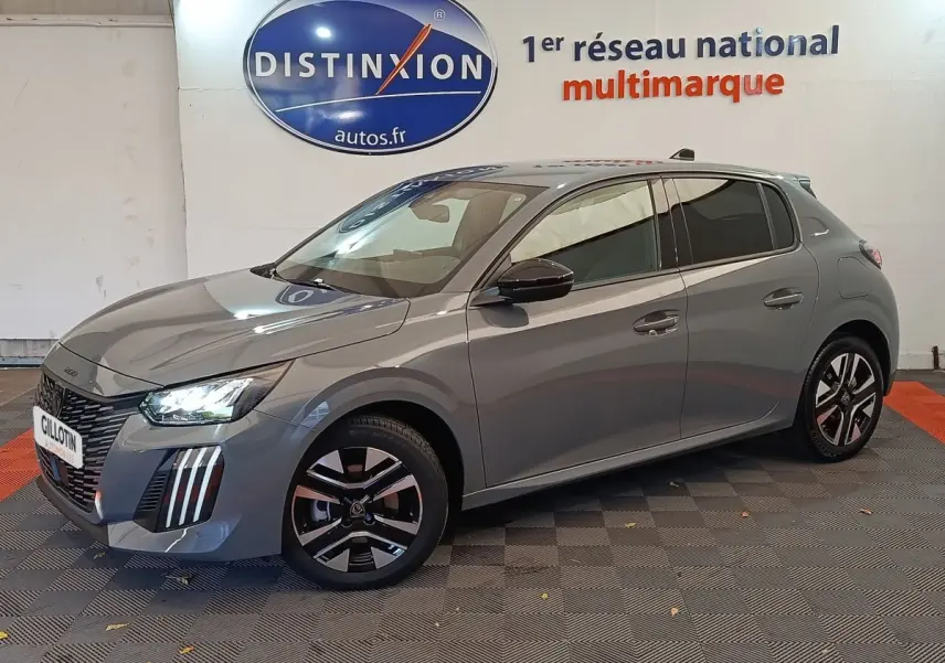 Peugeot 208 PureTech 100 S&S Allure gris foncé vue 3/4 avant droit avec phares LED et jantes alliage.
